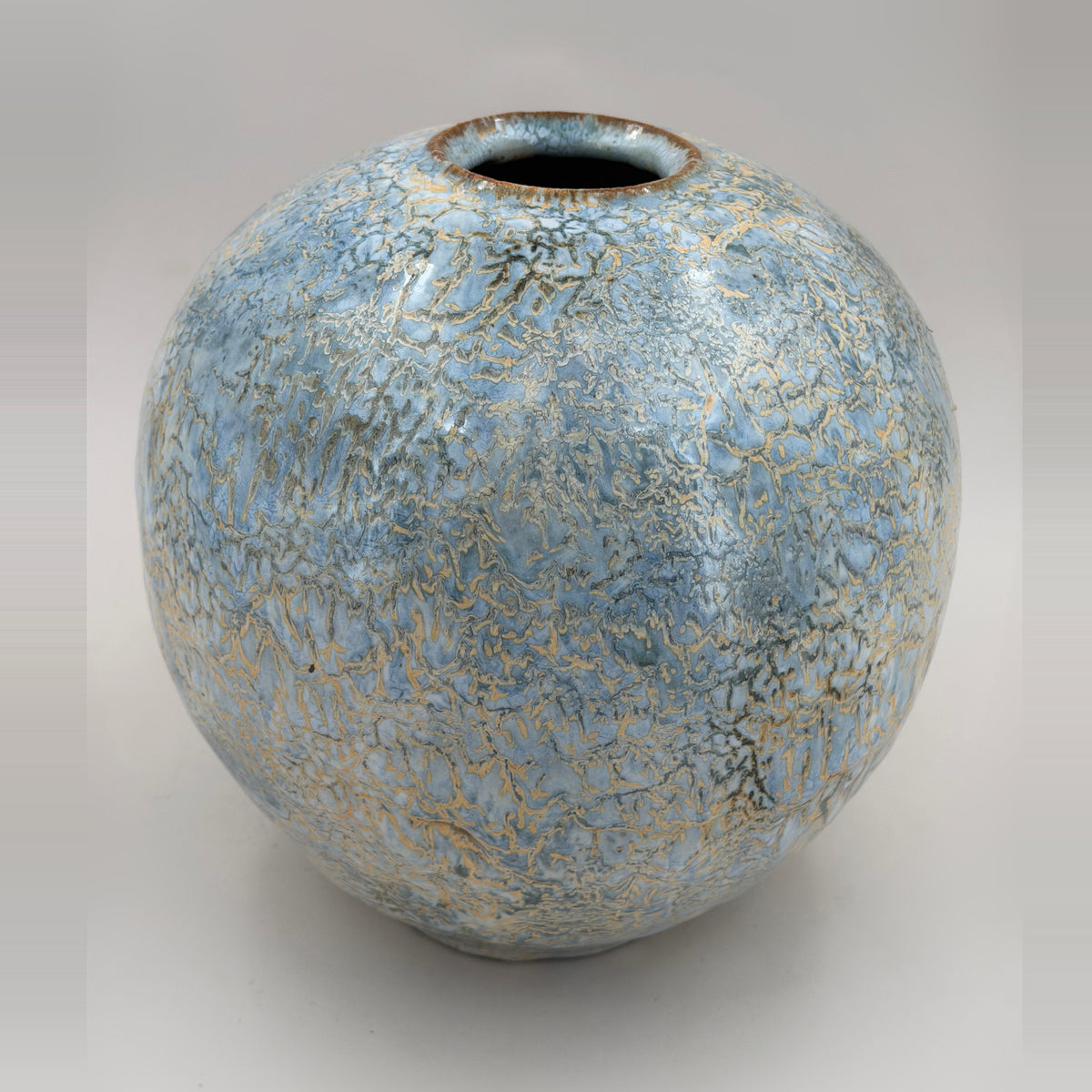 Vase — bleu pâle et lignes ocre — Vue entière, 5.