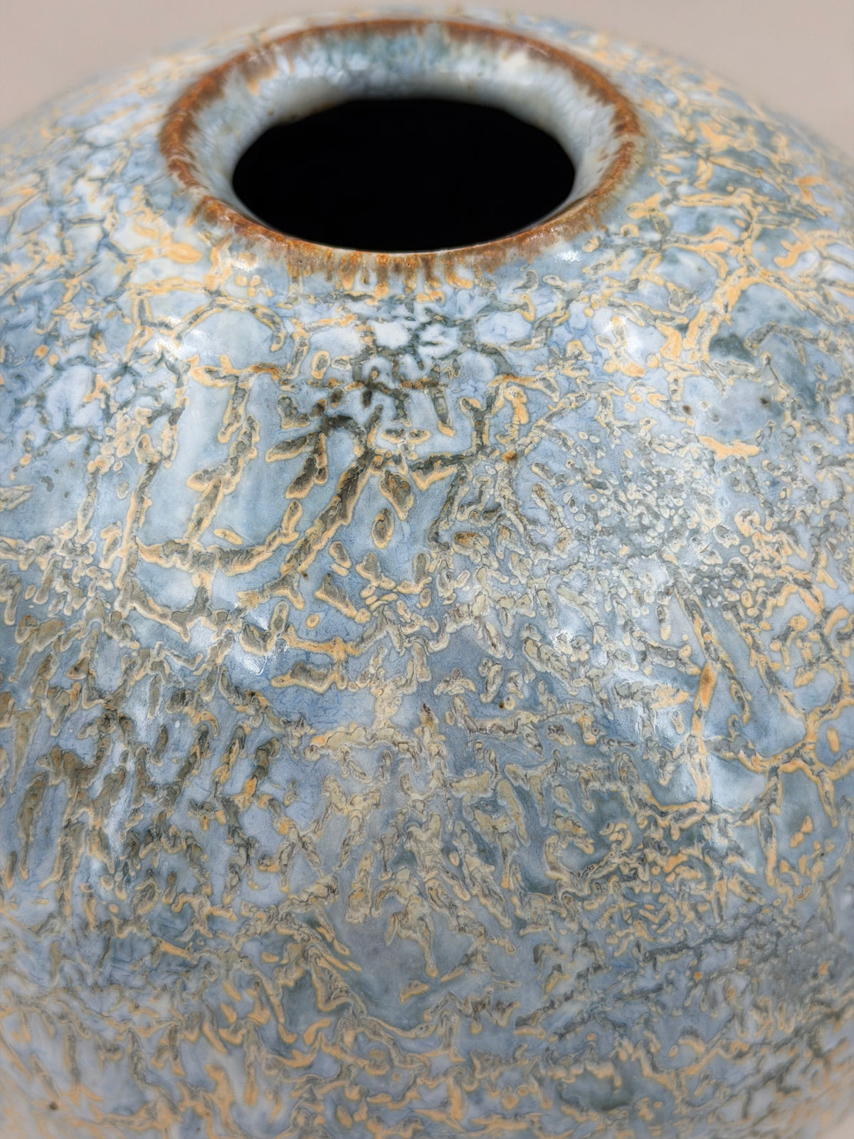 Vase — Hellblau und Ockerlinien — Detail der Glasur, 6.