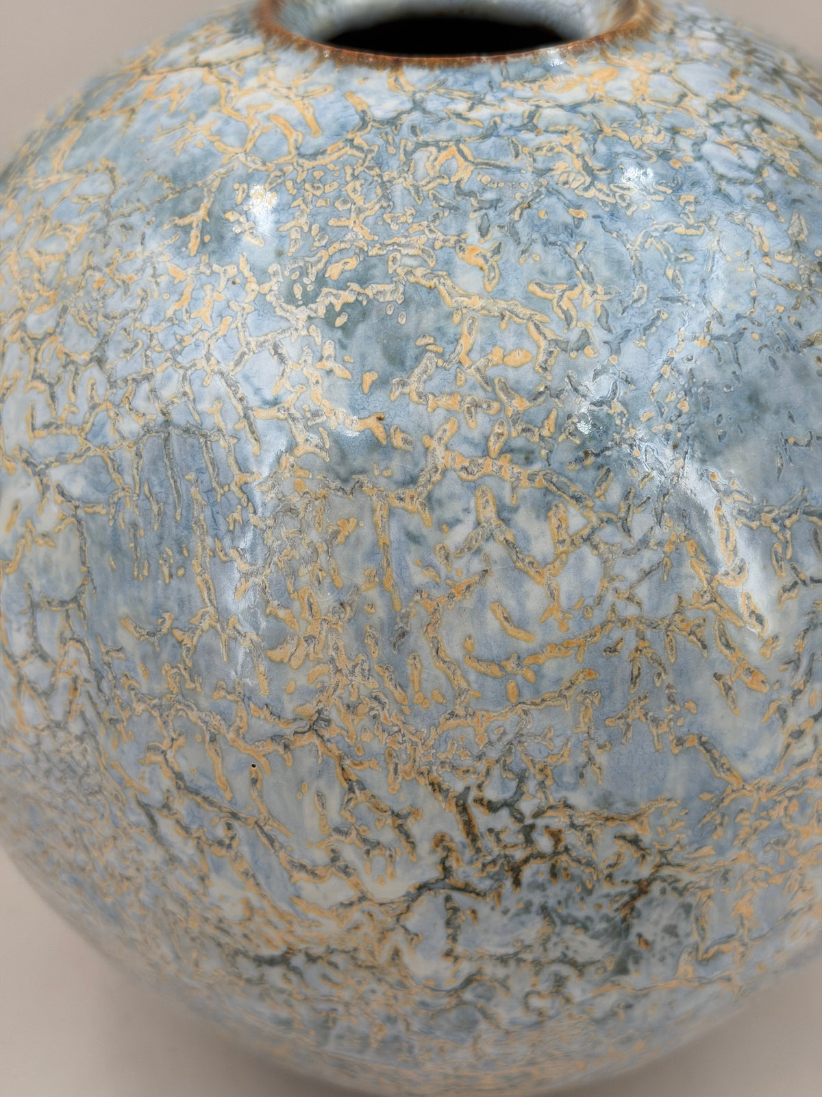 Vase — bleu pâle et lignes ocre — Détail de l’émail, 7.