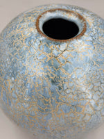 Vase — Hellblau und Ockerlinien — Detail der Glasur, 8.