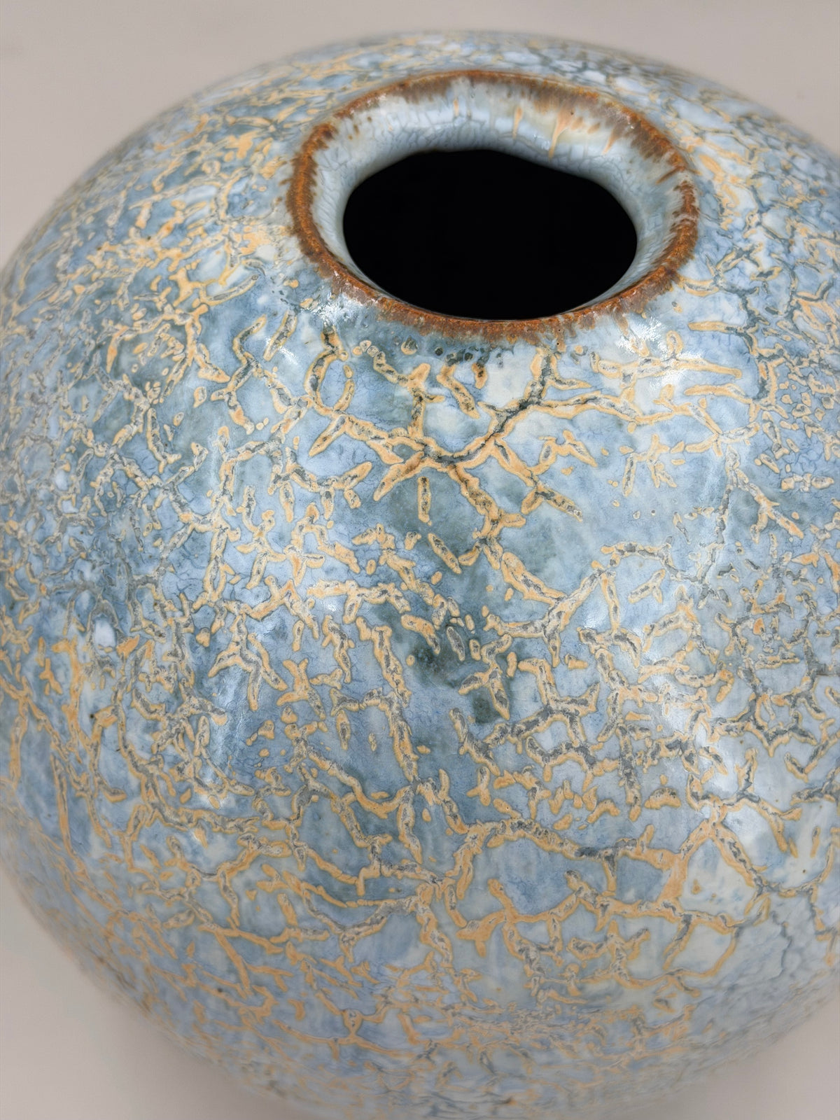 Vase — bleu pâle et lignes ocre — Détail de l’émail, 8.