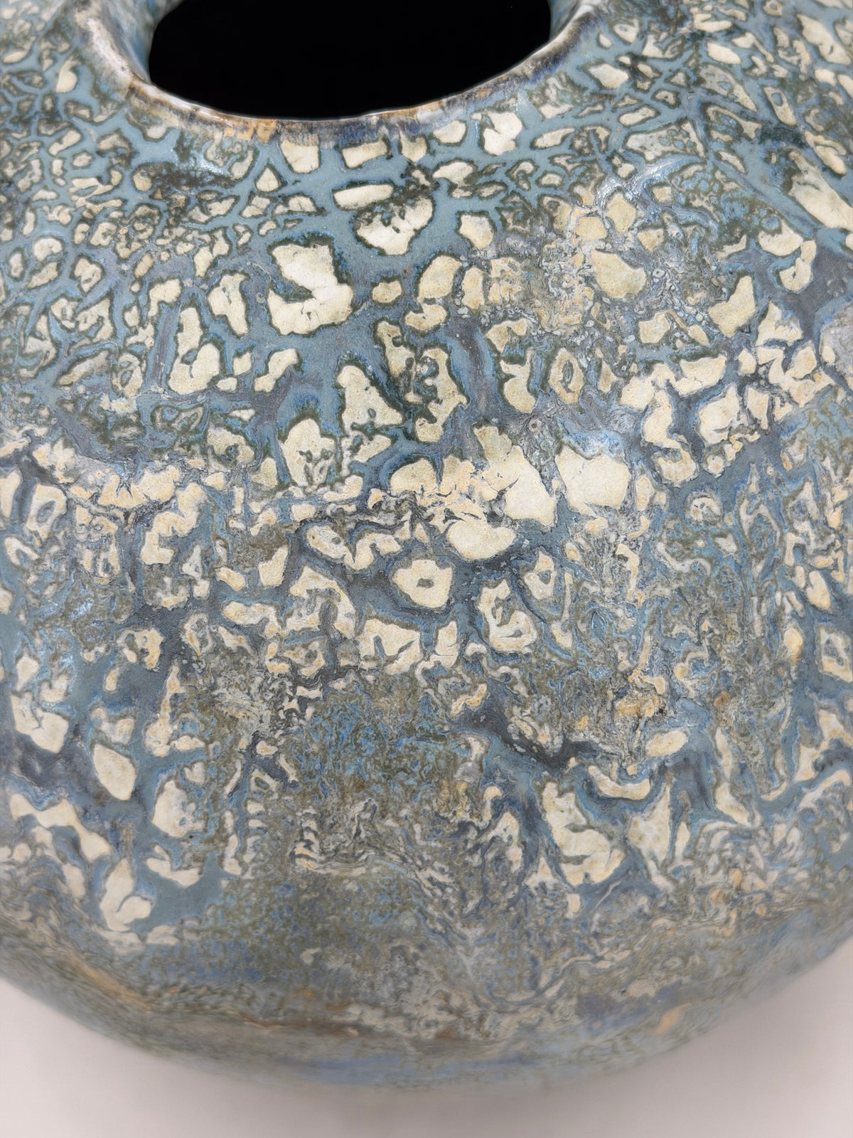 Vase — bleu profond et plages crème — Détail de l’émail, 6.