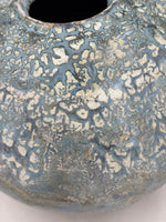 Vaas — diepblauw en crèmekleurige vlakken — Detail van het glazuur, 6.