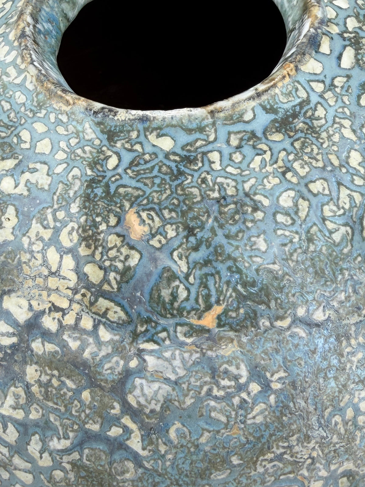 Vase — bleu profond et plages crème — Détail de l’émail, 7.