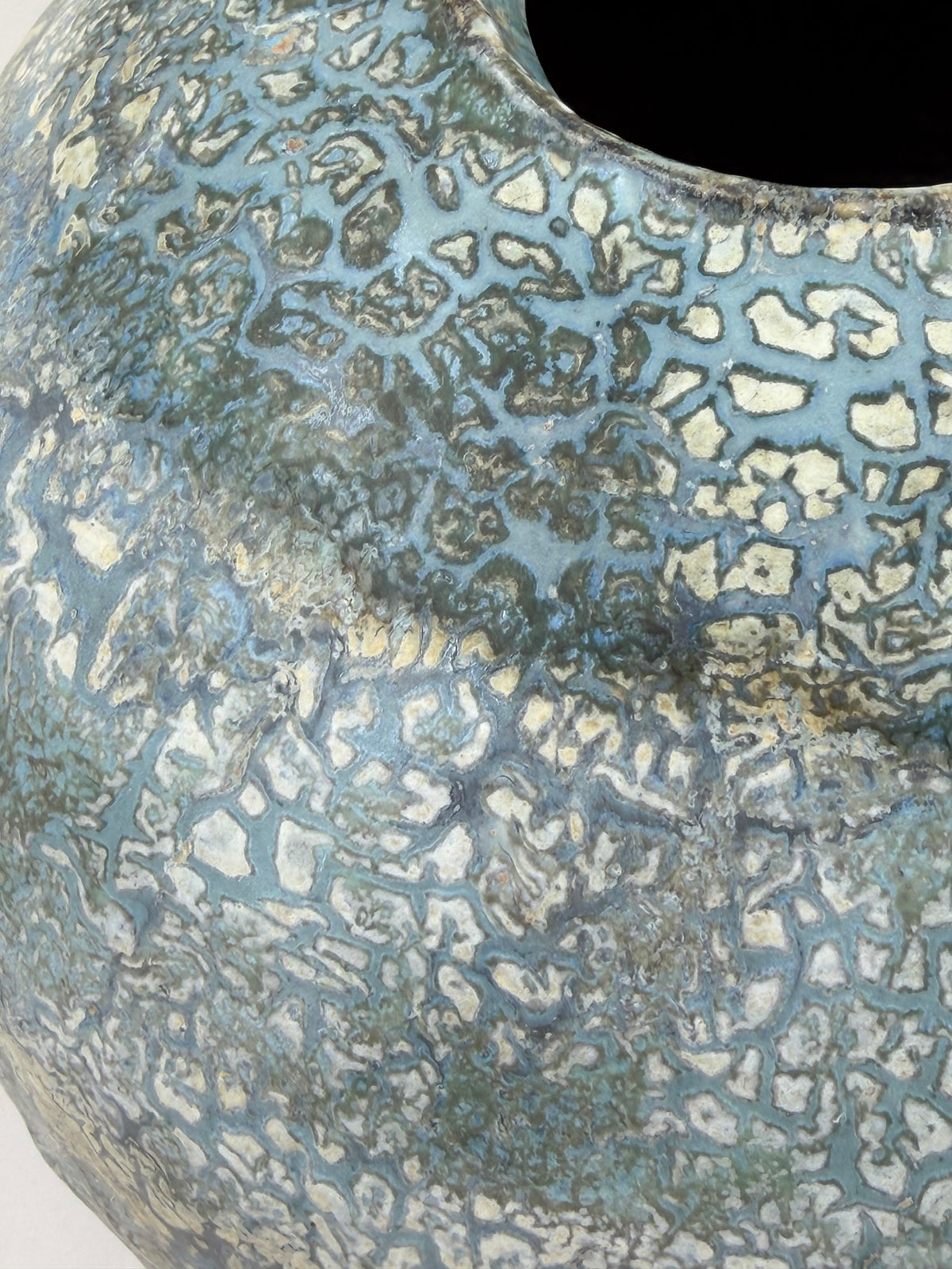 Vase — bleu profond et plages crème — Détail de l’émail, 8.