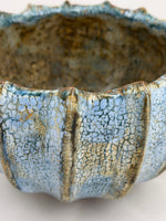 Gerippte Schale — Hellblau mit braunem Inneren — Detail der Glasur, 8.