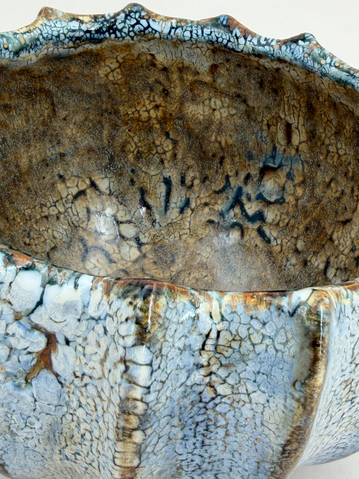 Gerippte Schale — Hellblau mit braunem Inneren — Detail der Glasur, 6.