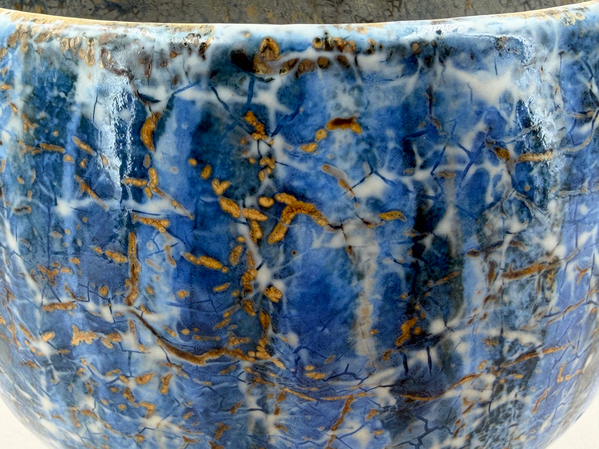Cuenco — azul profundo y trama ocre — Detalle del esmalte, 3.
