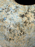 Vaas — crème, grijs en oker — Detail van het glazuur, 6.