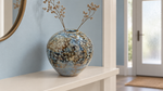 Met AI gemaakte interieurscène : Vaas — blauw, crème en bruine accenten, scène 2.