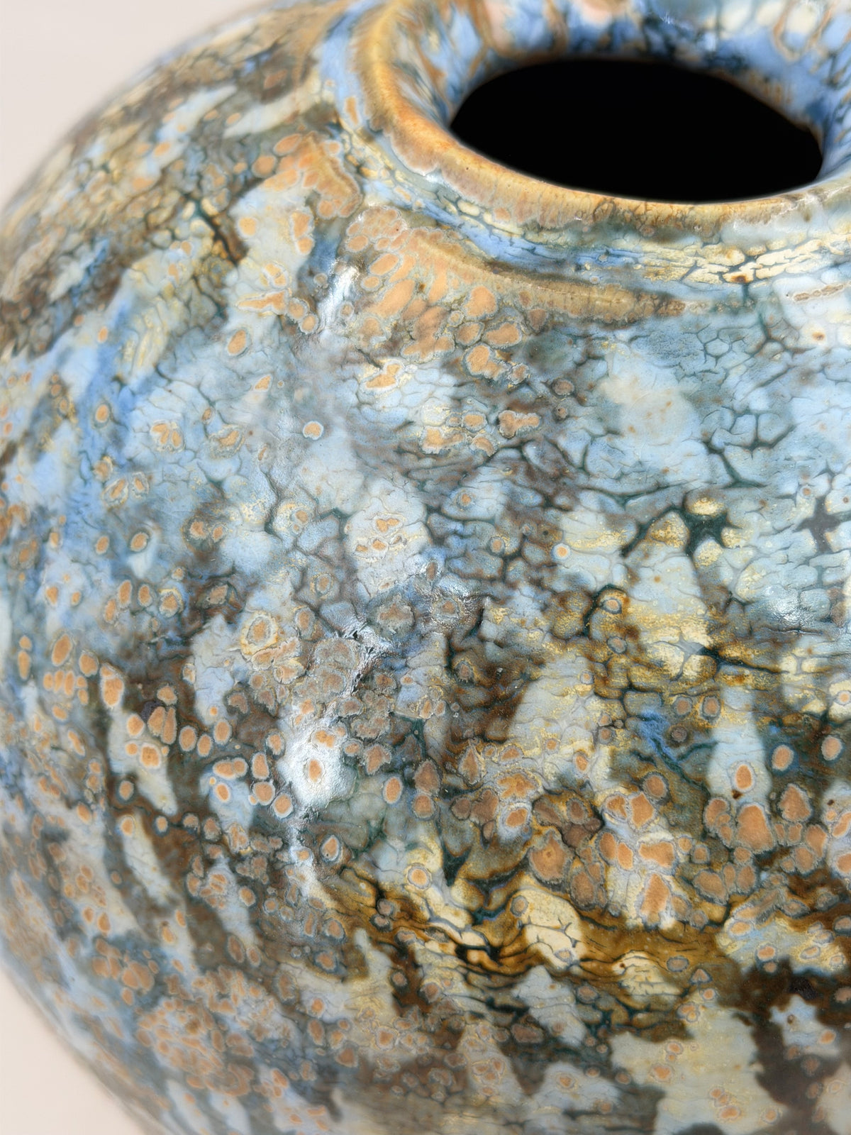 Vase — bleu, crème et accents bruns — Détail de l’émail, 5.