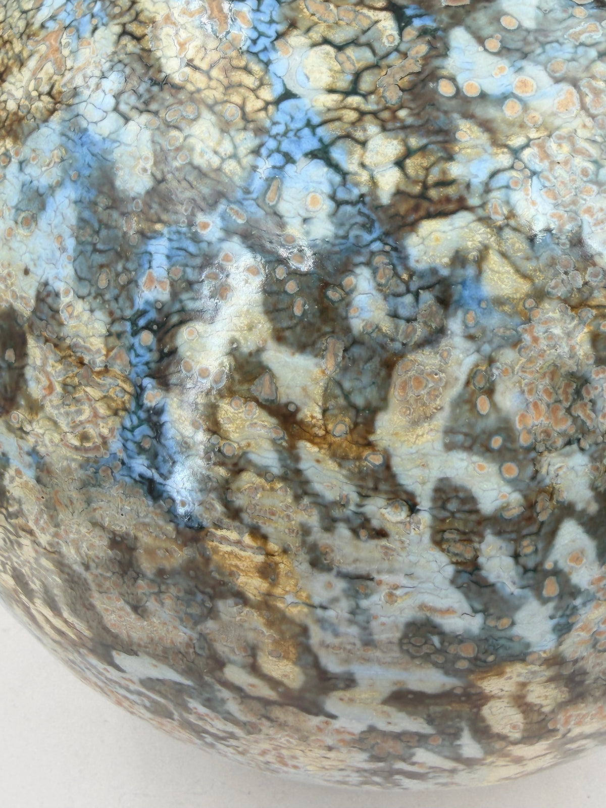 Vase — bleu, crème et accents bruns — Détail de l’émail, 8.