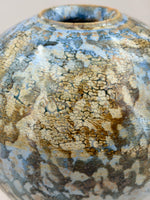 Vaas — blauw, crème en bruine accenten — Detail van het glazuur, 7.