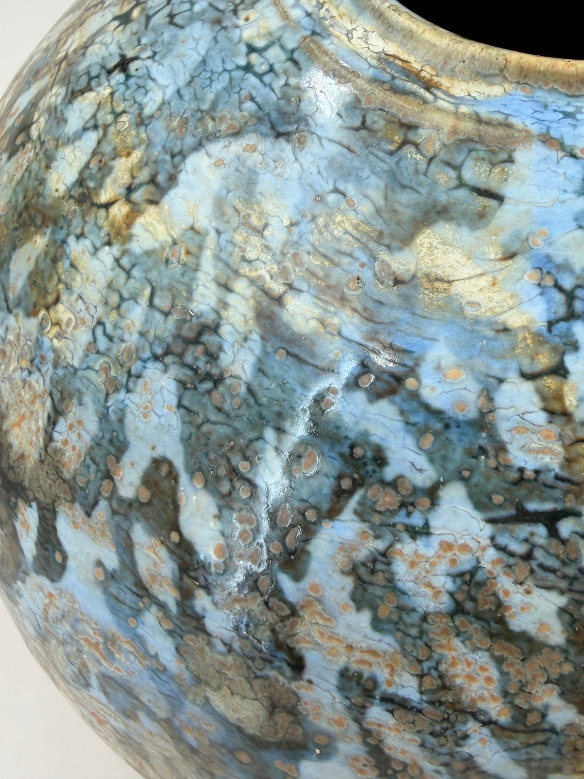 Vase — bleu, crème et accents bruns — Détail de l’émail, 6.