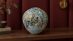 Met AI gemaakte interieurscène : Vaas — blauw, crème en bruine accenten, scène 1.