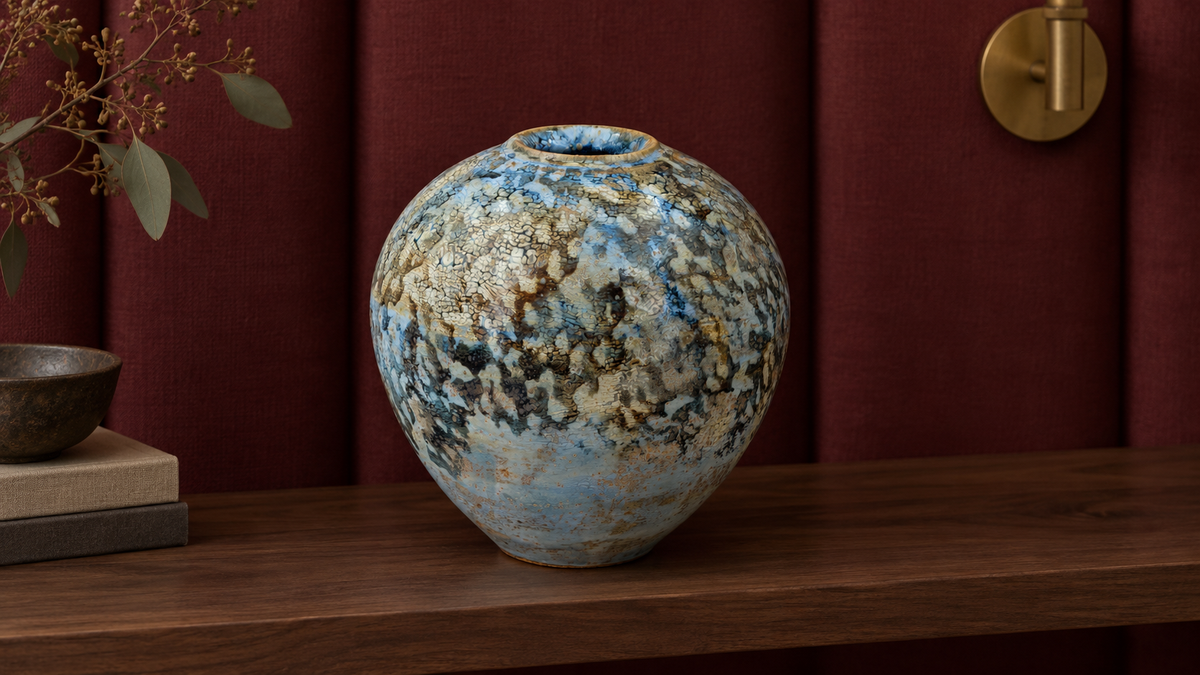 Met AI gemaakte interieurscène : Vaas — blauw, crème en bruine accenten, scène 1.