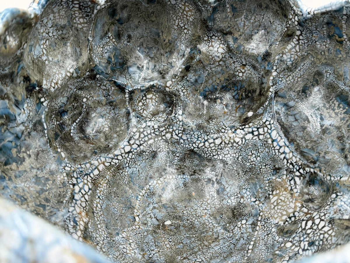 Cuenco grande de formas abombadas — gris azulado y trama crema — Detalle del esmalte, 9.