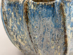 Gerippte Schale — Blau mit cremefarbenen Akzenten — Detail der Glasur, 7.