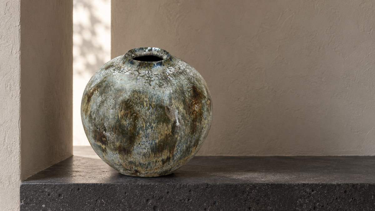AI-generated setting : Vase — blue-grey and olive tones, scene 1.