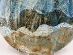 Bord — blauwgrijs, crème en donkere band — Detail van het glazuur, 3.