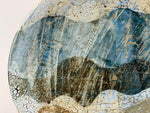 Bord — blauwgrijs, crème en donkere band — Detail van het glazuur, 4.