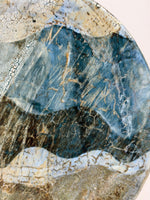 Bord — blauwgrijs, crème en donkere band — Detail van het glazuur, 5.