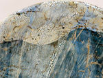 Bord — blauwgrijs, crème en donkere band — Detail van het glazuur, 6.