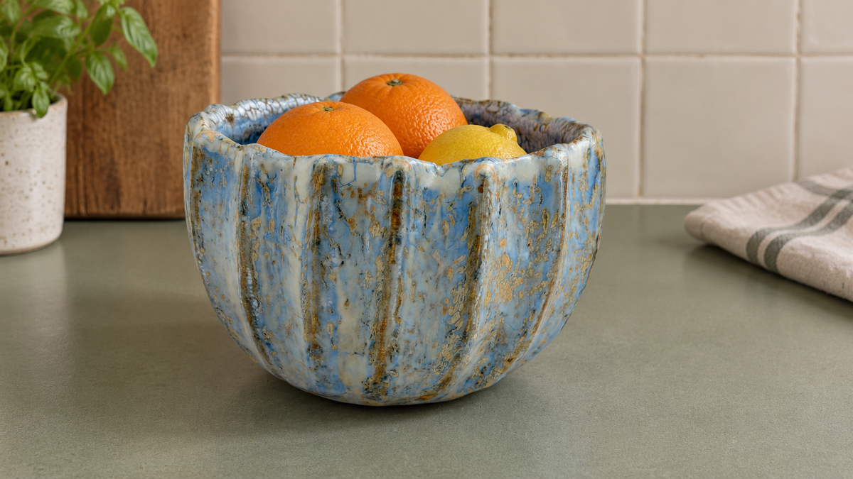 AI-generated setting : Ribbed bowl — light blue and ochre, scene 1.