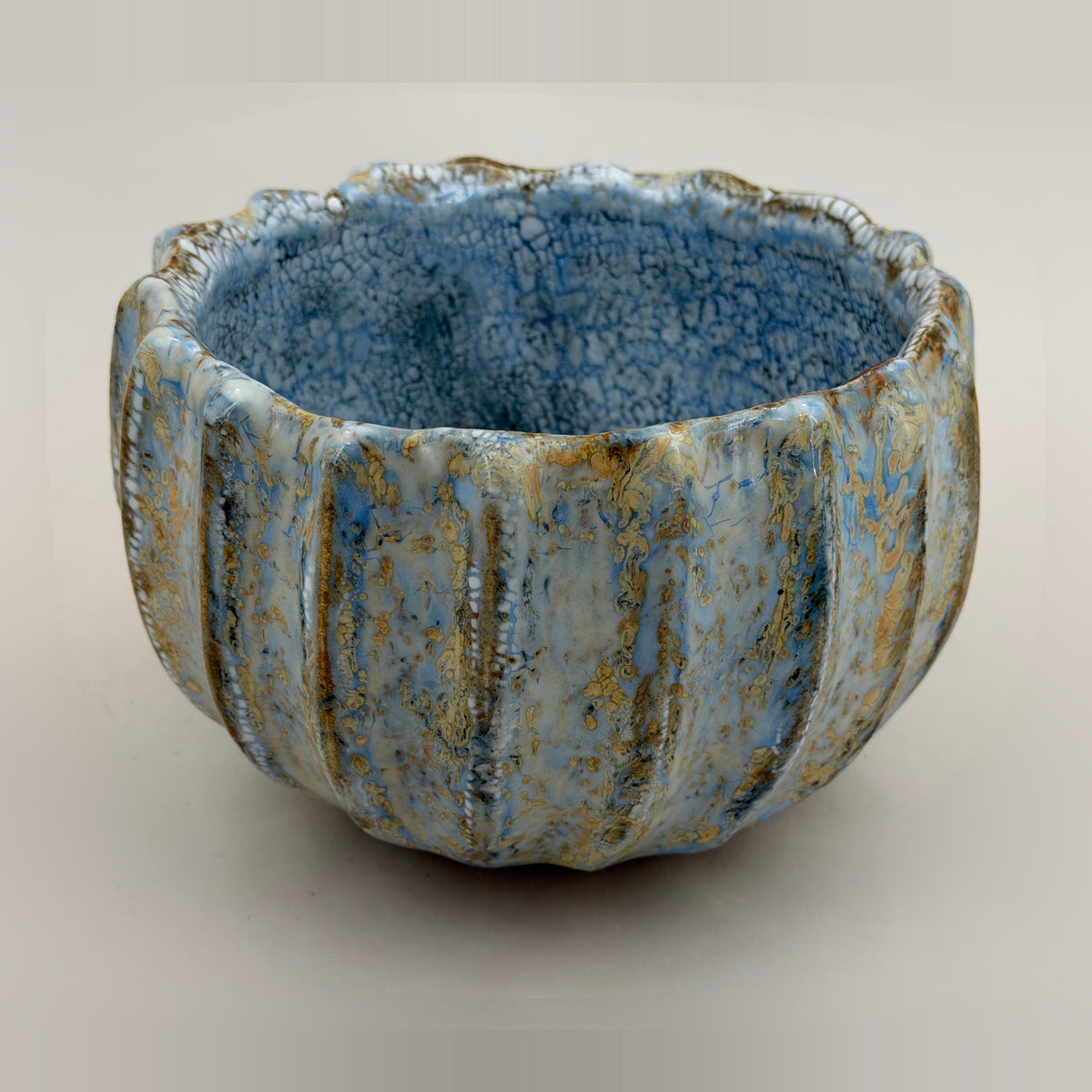 Cuenco acanalado — azul claro y ocre — Vista completa, 5.
