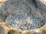 Cuenco acanalado — azul claro y ocre — Detalle del esmalte, 7.