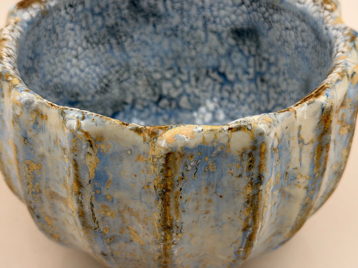 Cuenco acanalado — azul claro y ocre — Detalle del esmalte, 8.