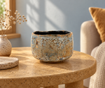 Ambientazione creata con IA : Chawan crema con trama ocra, su un tavolo.