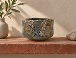 Ambientazione creata con IA : Chawan scuro con isole bianche, su una mensola.
