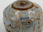 Chawan azzurro pallido con reticolo ocra — Veduta del fondo, 6.