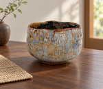Ambientazione creata con IA : Chawan azzurro pallido con reticolo ocra, su un tavolo.